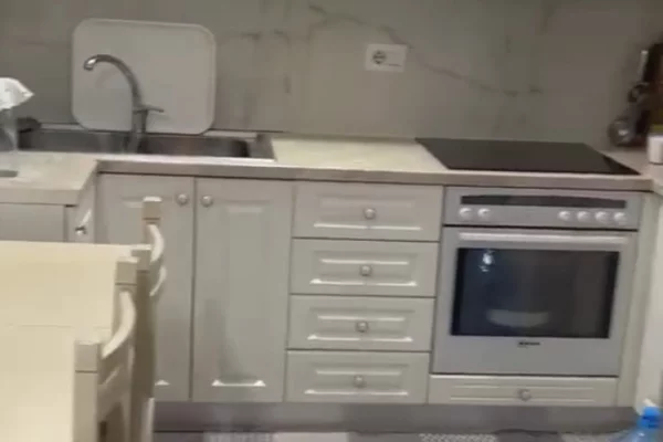 Shtepi me qera Apartament ne Tirane, 3+1, Mobilimi E mobiluar, Pagesa 70,000  Leke.