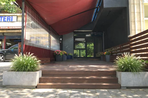 Ambient biznesi me qera 1+1 ne Tirane - 1,100 Euro