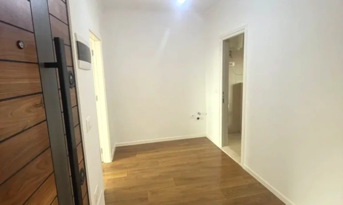 Shtepi ne shitje Apartament ne Tirane, 1+1, Mobilimi Bosh, pa mobiluar, Pagesa 98,000  Euro.