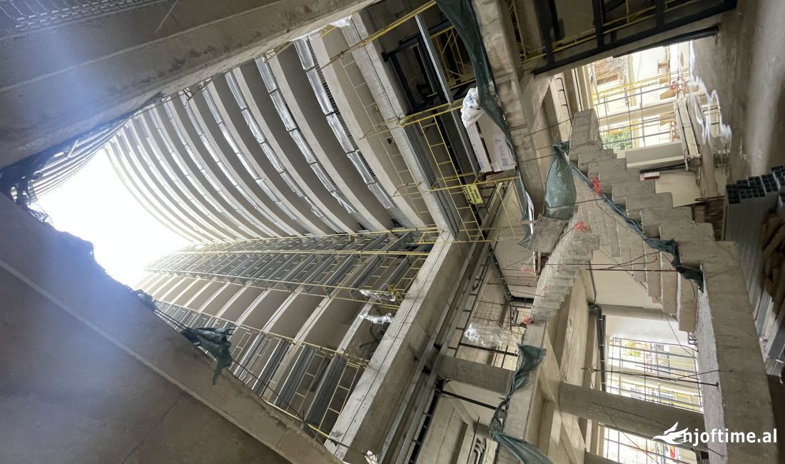 Ambient biznesi ne shitje , Mine Peza 