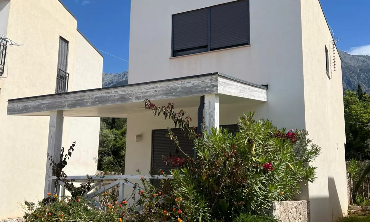 Shtepi ne shitje Vila Luksoze ne Vlore, 2+1, Mobilimi E mobiluar, Pagesa 650,000  Euro.