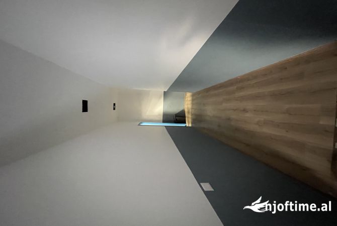 Ambiente Commerciale in Affitto 4+1 a Tirana - 1,200 Euro