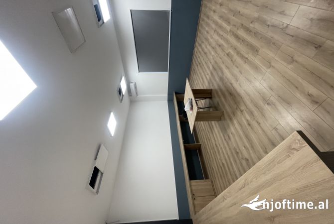 Ambiente Commerciale in Affitto 4+1 a Tirana - 1,200 Euro