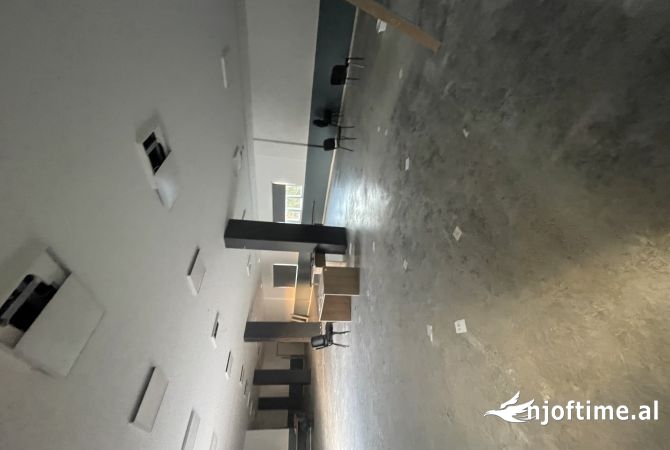 Ambiente Commerciale in Affitto 4+1 a Tirana - 1,200 Euro