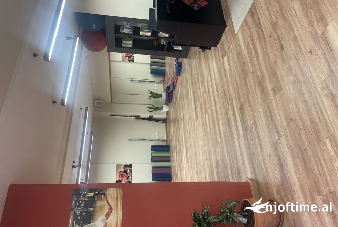 Ambiente Commerciale in Affitto 3+1 a Tirana - 1,200 Euro