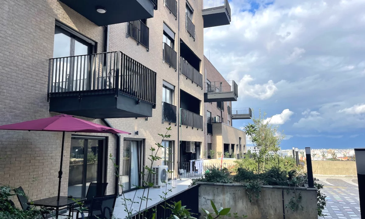 Shtepi ne shitje Apartament ne Tirane, 1+1, Mobilimi Bosh, pa mobiluar, Pagesa 135,000  Euro.