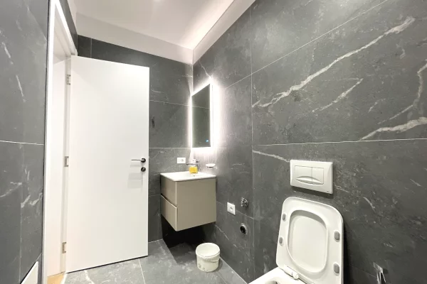 Shtepi ne shitje Apartament ne Tirane, 1+1, Mobilimi Bosh, pa mobiluar, Pagesa 135,000  Euro.