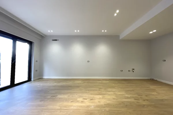 Shtepi ne shitje Apartament ne Tirane, 1+1, Mobilimi Bosh, pa mobiluar, Pagesa 135,000  Euro.