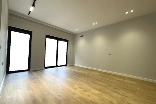 Shtepi ne shitje Apartament ne Tirane, 1+1, Mobilimi Bosh, pa mobiluar, Pagesa 135,000  Euro.