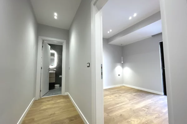 Shtepi ne shitje Apartament ne Tirane, 1+1, Mobilimi Bosh, pa mobiluar, Pagesa 135,000  Euro.