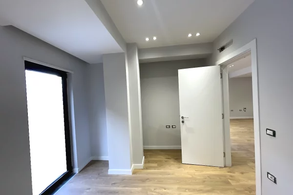 Shtepi ne shitje Apartament ne Tirane, 1+1, Mobilimi Bosh, pa mobiluar, Pagesa 135,000  Euro.