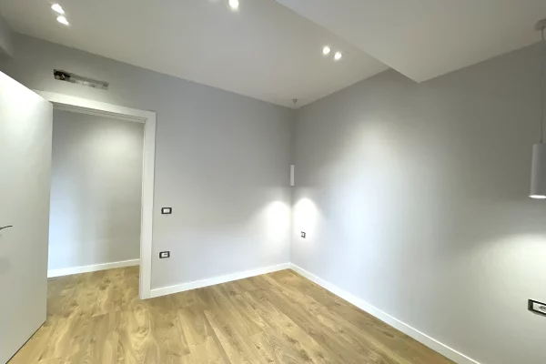 Shtepi ne shitje Apartament ne Tirane, 1+1, Mobilimi Bosh, pa mobiluar, Pagesa 135,000  Euro.