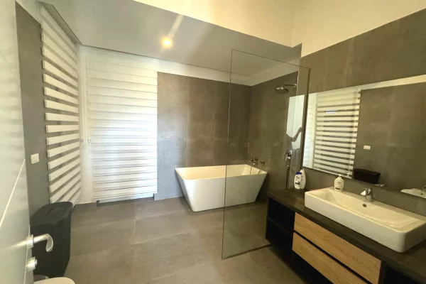 Shtepi me qera Vila Luksoze ne Tirane, 3+1, Mobilimi E mobiluar, Pagesa 3,500  Euro.