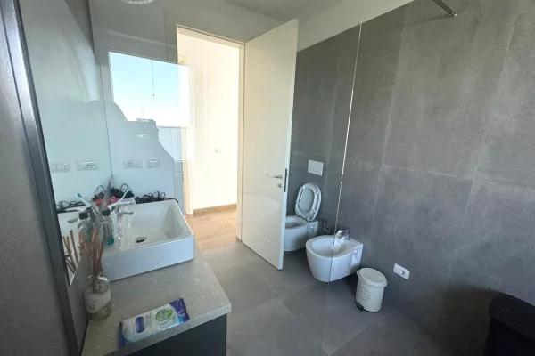 Shtepi me qera Vila Luksoze ne Tirane, 3+1, Mobilimi E mobiluar, Pagesa 3,500  Euro.