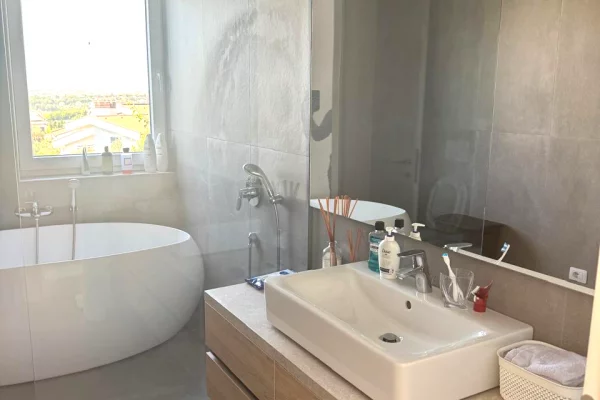 Shtepi me qera Vila Luksoze ne Tirane, 3+1, Mobilimi E mobiluar, Pagesa 3,500  Euro.