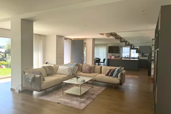 Shtepi me qera Vila Luksoze ne Tirane, 3+1, Mobilimi E mobiluar, Pagesa 3,500  Euro.