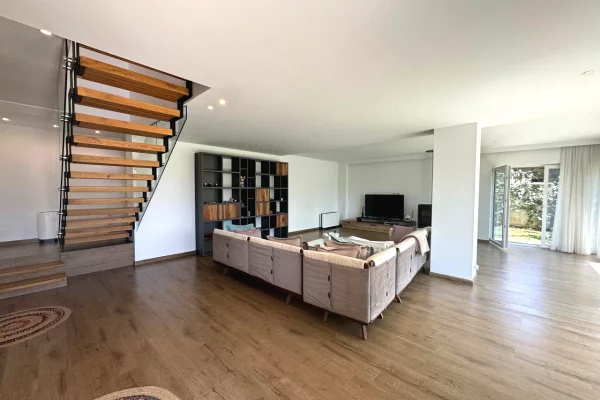 Shtepi me qera Vila Luksoze ne Tirane, 3+1, Mobilimi E mobiluar, Pagesa 3,500  Euro.