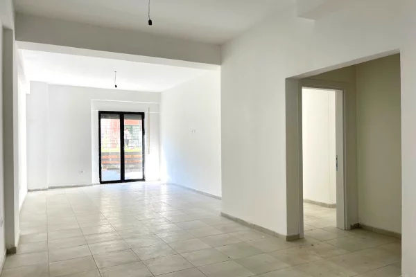 Shtepi ne shitje Apartament ne Tirane, 1+1, Mobilimi Bosh, pa mobiluar, Pagesa 183,000  Euro.