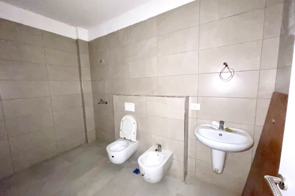 Shtepi ne shitje Apartament ne Tirane, 1+1, Mobilimi Bosh, pa mobiluar, Pagesa 183,000  Euro.