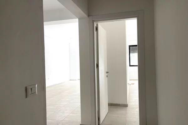 Shtepi ne shitje Apartament ne Tirane, 1+1, Mobilimi Bosh, pa mobiluar, Pagesa 183,000  Euro.