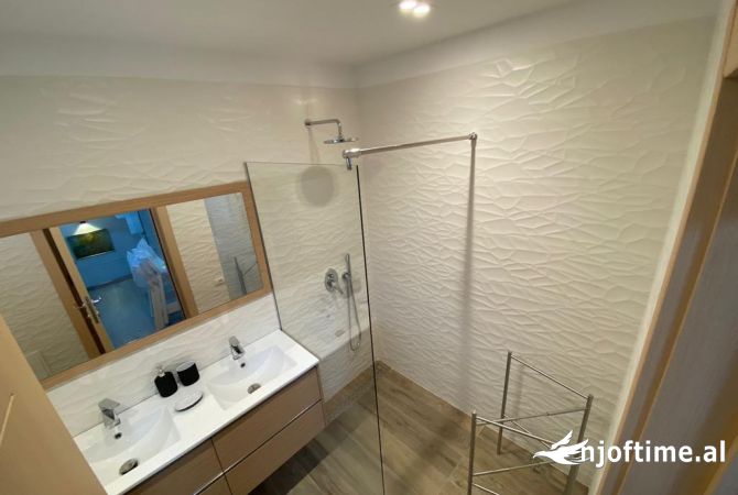 Shtepi me qera Apartament ne Tirane, 3+1, Mobilimi E mobiluar, Pagesa 2,000  Euro.