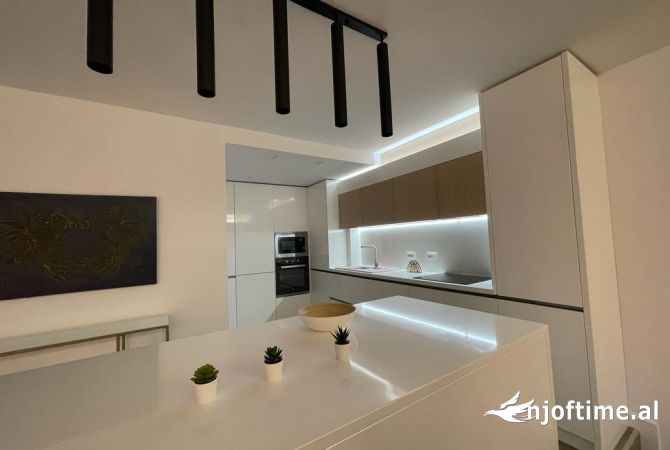 Shtepi me qera Apartament ne Tirane, 3+1, Mobilimi E mobiluar, Pagesa 2,000  Euro.