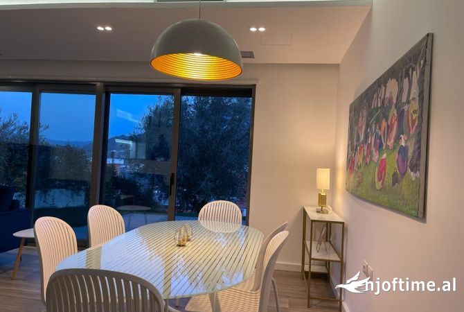 Shtepi me qera Apartament ne Tirane, 3+1, Mobilimi E mobiluar, Pagesa 2,000  Euro.