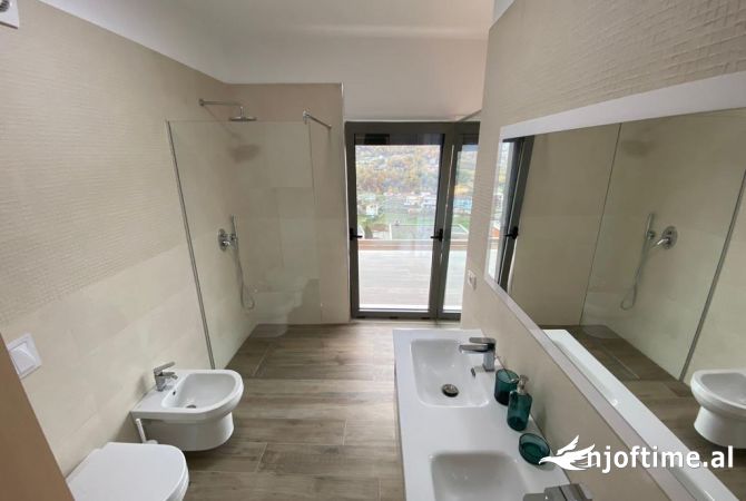 Shtepi me qera Apartament ne Tirane, 3+1, Mobilimi E mobiluar, Pagesa 2,000  Euro.