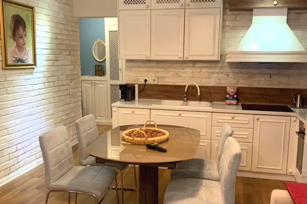 Shtepi ne shitje Apartament ne Tirane, 1+1, Mobilimi Bosh, pa mobiluar, Pagesa 170,000  Euro.