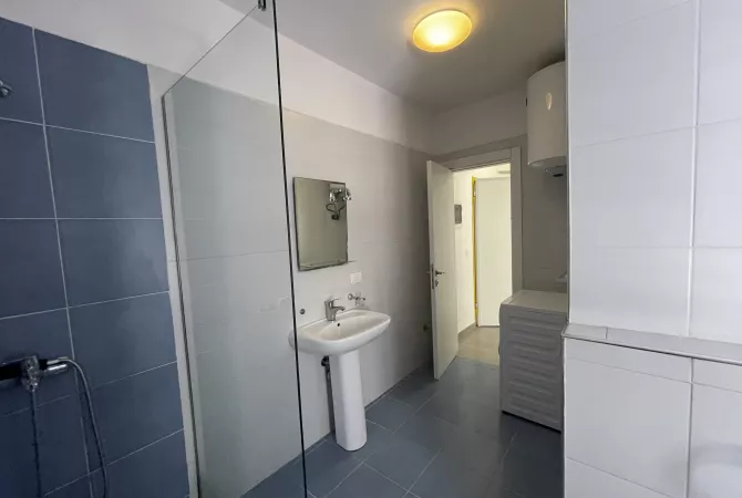 Shtepi ne shitje Apartament ne Tirane, 1+1, Mobilimi Bosh, pa mobiluar, Pagesa 122,000  Euro.