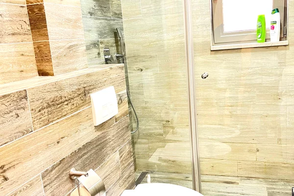 Shtepi me qera Apartament ne Tirane, 2+1, Mobilimi E mobiluar, Pagesa 1,200  Euro.