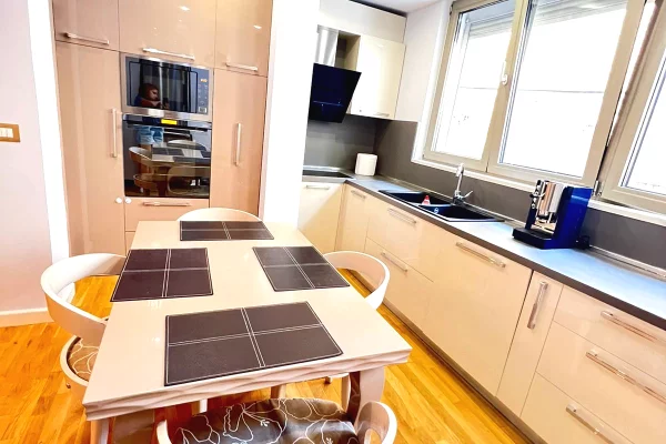 Shtepi me qera Apartament ne Tirane, 2+1, Mobilimi E mobiluar, Pagesa 1,200  Euro.