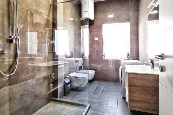 Shtepi me qera Apartament ne Tirane, 4+1, Mobilimi E mobiluar, Pagesa 120,000  Leke.