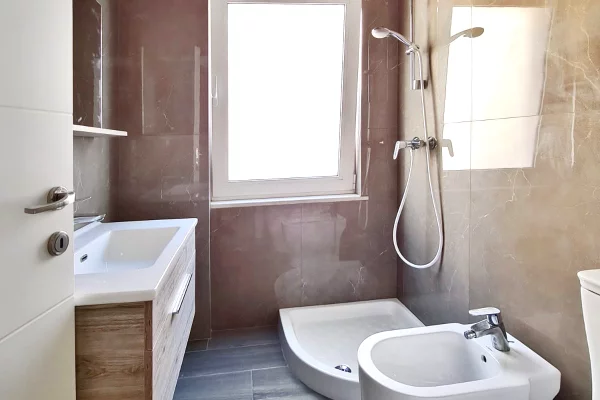 Shtepi me qera Apartament ne Tirane, 4+1, Mobilimi E mobiluar, Pagesa 120,000  Leke.