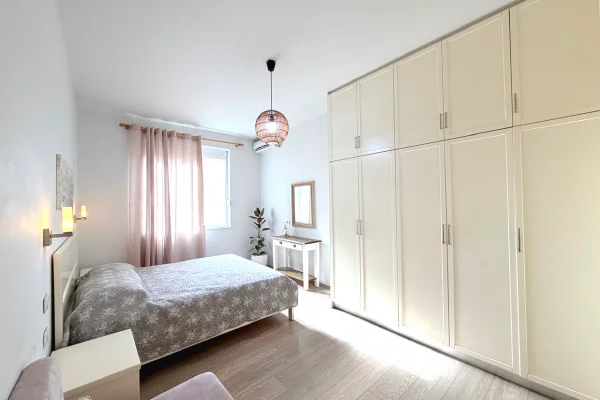 Shtepi ne shitje Apartament ne Tirane, 2+1, Mobilimi E mobiluar, Pagesa 265,000  Euro.