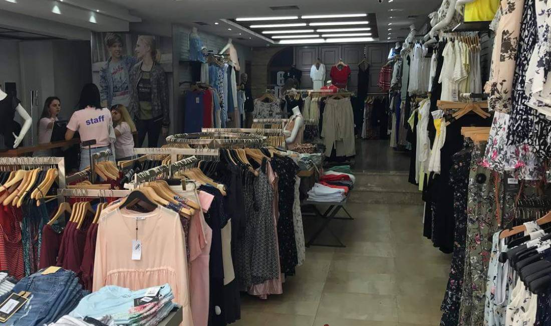 Shes arradim dyqani veshjesh si dhe veshje per te gjitha stinet