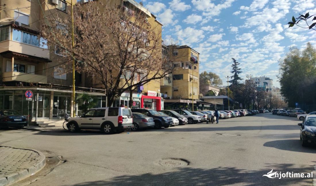 Dyqan ne shitije  perball stadiumit dinamo