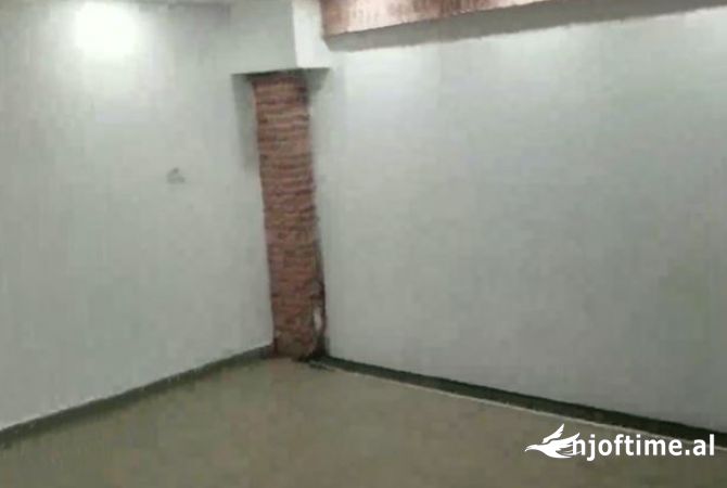 Ambiente Commerciale in Affitto 1+1 a Tirana - 451 Euro