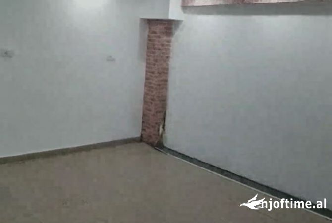 Ambiente Commerciale in Affitto 1+1 a Tirana - 451 Euro