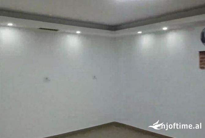 Ambiente Commerciale in Affitto 1+1 a Tirana - 451 Euro