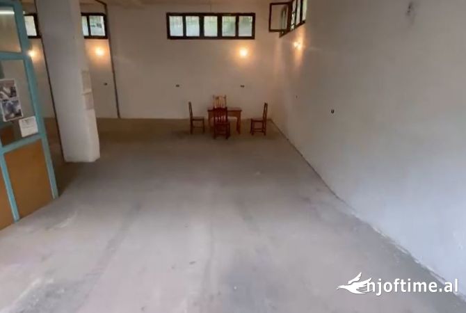 Ambiente Commerciale in Affitto 4+1 a Tirana - 451 Euro
