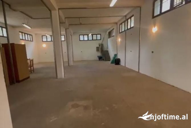 Ambiente Commerciale in Affitto 4+1 a Tirana - 451 Euro