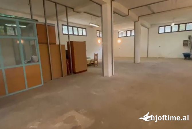 Ambiente Commerciale in Affitto 4+1 a Tirana - 451 Euro