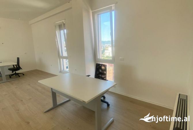 Ambiente Commerciale in Affitto 3+1 a Tirana - 1,600 Euro