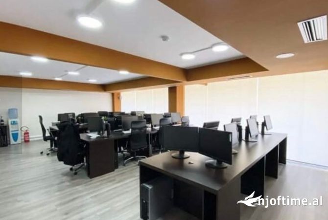 Ambiente Commerciale in Affitto 3+1 a Tirana - 2,999 Euro