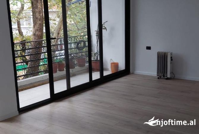 Ambiente Commerciale in Affitto 3+1 a Tirana - 1,200 Euro