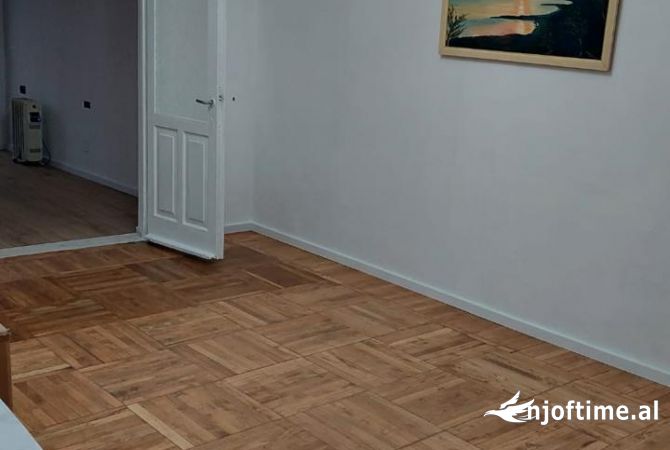 Ambiente Commerciale in Affitto 3+1 a Tirana - 1,200 Euro