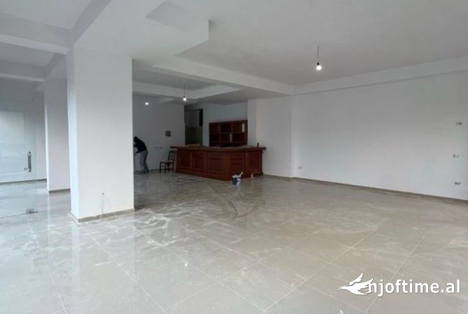 Ambiente Commerciale in Affitto 3+1 a Tirana - 1,000 Euro