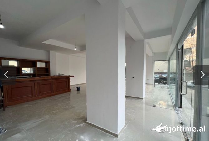 Ambiente Commerciale in Affitto 3+1 a Tirana - 1,000 Euro
