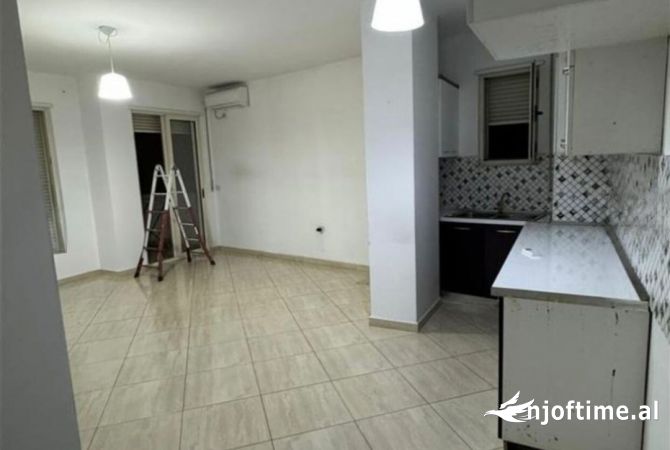 Ambiente Commerciale in Affitto 3+1 a Tirana - 800 Euro